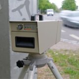 Die Kamera einer Geschwindigkeitsmesseinrichtung während einer Verkehrskontrolle.