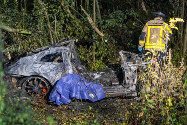 Der Porsche, in dem die beiden Insassen au der A44 ums Leben kamen: Das Auto brannte komplett aus.