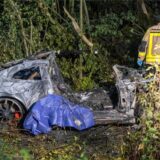 Der Porsche, in dem die beiden Insassen au der A44 ums Leben kamen: Das Auto brannte komplett aus.
