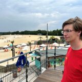 Mann auf Turm am Strand.