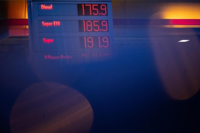 Preise für Diesel und Benzin werden an einer Tankstelle angezeigt.