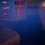 Preise für Diesel und Benzin werden an einer Tankstelle angezeigt.