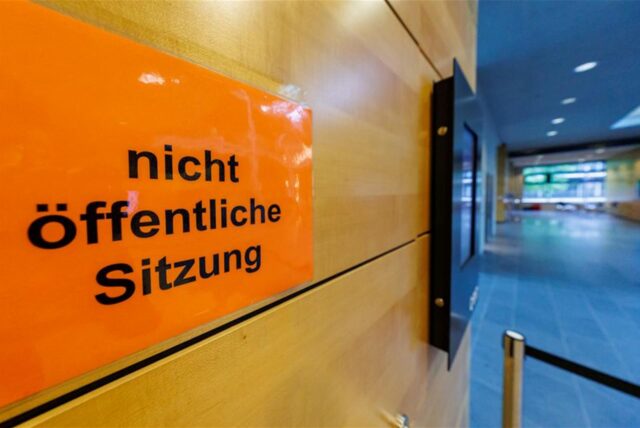 „Nicht öffentliche Sitzung“ steht auf einem Schild an der Eingangstür zu einem Sitzungssaal im Landgericht. Zehn Monate nach dem gewaltsamen Tod eines 14-Jährigen im fränkischen Lohr am Main hat am Freitag die Staatsanwaltschaft vor dem Landgericht Würzburg das Plädoyer gesprochen.