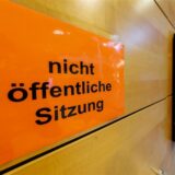 „Nicht öffentliche Sitzung“ steht auf einem Schild an der Eingangstür zu einem Sitzungssaal im Landgericht. Zehn Monate nach dem gewaltsamen Tod eines 14-Jährigen im fränkischen Lohr am Main hat am Freitag die Staatsanwaltschaft vor dem Landgericht Würzburg das Plädoyer gesprochen.