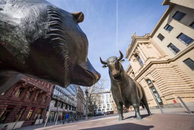 Die Bronzeplastiken von Bulle und Bär stehen vor dem Gebäude der Frankfurter Wertpapierbörse.