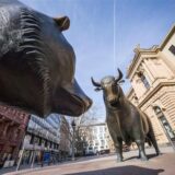 Die Bronzeplastiken von Bulle und Bär stehen vor dem Gebäude der Frankfurter Wertpapierbörse.