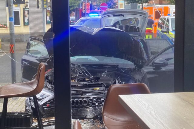 Ein Auto steht demoliert in einem Restaurant in Dortmund