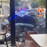 Ein Auto steht demoliert in einem Restaurant in Dortmund