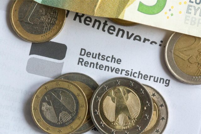 Münzen und Geldscheine liegen auf einer Renteninformation der Deutschen Rentenversicherung.