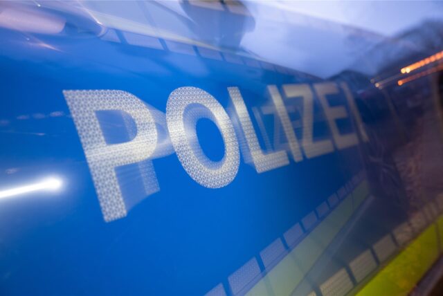 Tür eines Streifenwagens mit der Aufschrift „Polizei“.