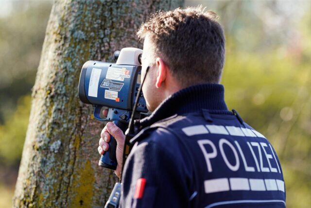 Ein Polizist kontrolliert mit einem Lasergerät an der Bundesstraße 36 die Geschwindigkeit von Fahrzeugen. (Symbolbild)