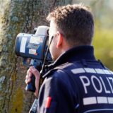 Ein Polizist kontrolliert mit einem Lasergerät an der Bundesstraße 36 die Geschwindigkeit von Fahrzeugen. (Symbolbild)