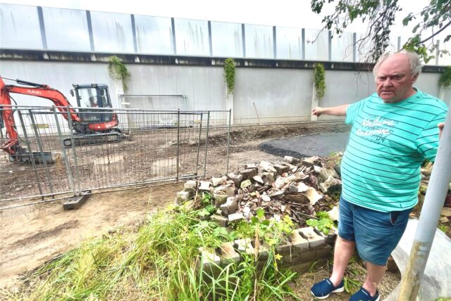 Peter Scheimann blickt von seinem Grundstück aus auf die Baustelle neben der A2.