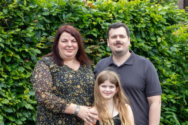 Karola (geborene Schubert) und Benedikt Kreutner haben am Rathaus von Castrop-Rauxel geheiratet. Tochter Yara begleitete die beiden zum Standesamt.