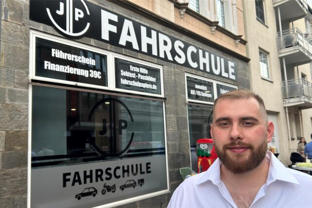Hamza Erdogan steht vor der neuen Fahrschule.