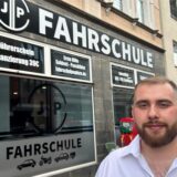 Hamza Erdogan steht vor der neuen Fahrschule.