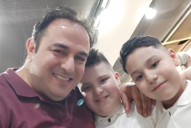 Abdul Rahim Ali und die beiden Söhne Badee (M.) und Nayl halten sich in den Armen.