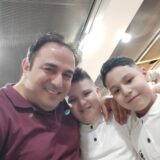 Abdul Rahim Ali und die beiden Söhne Badee (M.) und Nayl halten sich in den Armen.