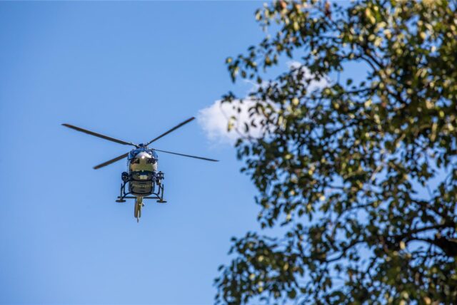 Ein Polizeihubschrauber kreist über ein Gebiet. (Symbolbild)
