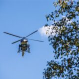 Ein Polizeihubschrauber kreist über ein Gebiet. (Symbolbild)