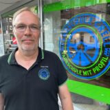 Volker Grell steht vor dem Schaufenster zu seiner Fahrschule.