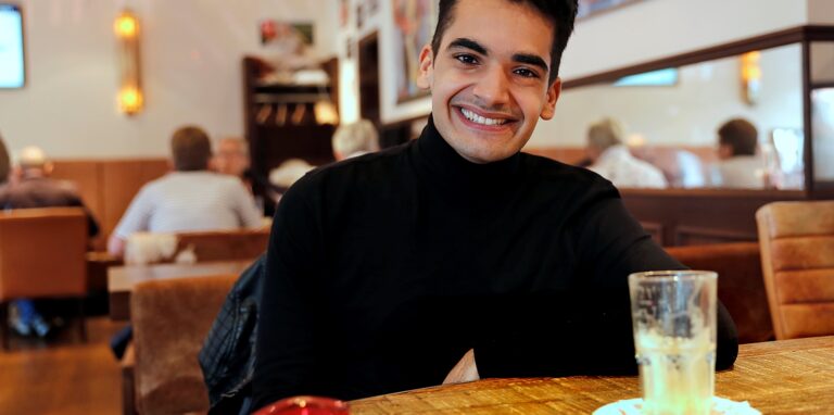Auf Stippvisite in der Heimatstadt Haltern: Soufjan Ibrahim im Café Extrablatt.