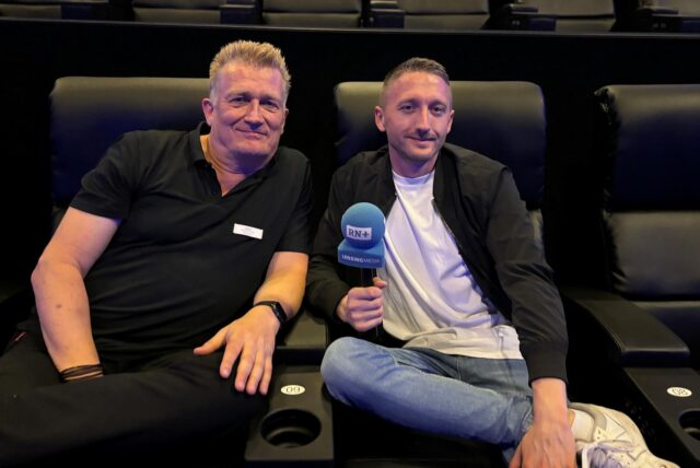 Philipp Pohl und Matthias Terörde sitzen auf einem Kinositz im Cinestar Dortmund.
