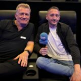 Philipp Pohl und Matthias Terörde sitzen auf einem Kinositz im Cinestar Dortmund.