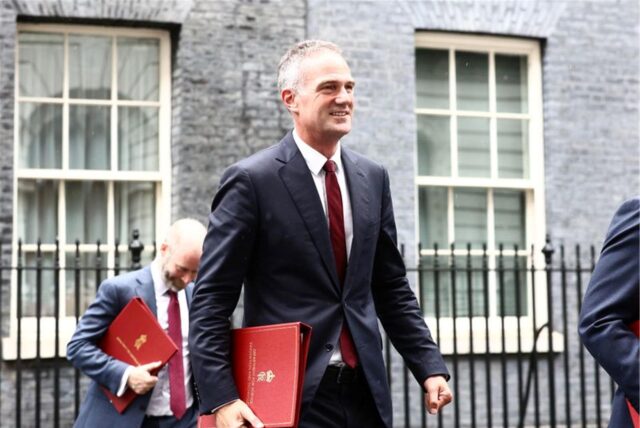 Peter Kyle, Wissenschaftsminister von Großbritannien, verlässt 10 Downing Street, nachdem er an der ersten Kabinettssitzung von Premierminister Sir Keir Starmer nach dem erdrutschartigen Wahlsieg der Labour-Partei teilgenommen hat.