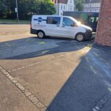 Nach dem Unfall sind die Polizei-Markierungen auf dem Geh- und Radweg neben der Hochstraße sowie auf einem Parkplatz noch deutlich zu sehen.