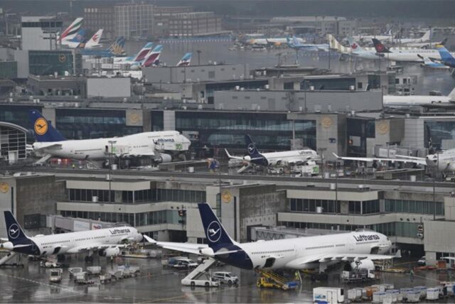 Reger Betrieb herrscht an den Flugsteigen am Terminal 1 (vorn) und Terminal 2 des Frankfurter Flughafens.