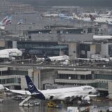 Reger Betrieb herrscht an den Flugsteigen am Terminal 1 (vorn) und Terminal 2 des Frankfurter Flughafens.