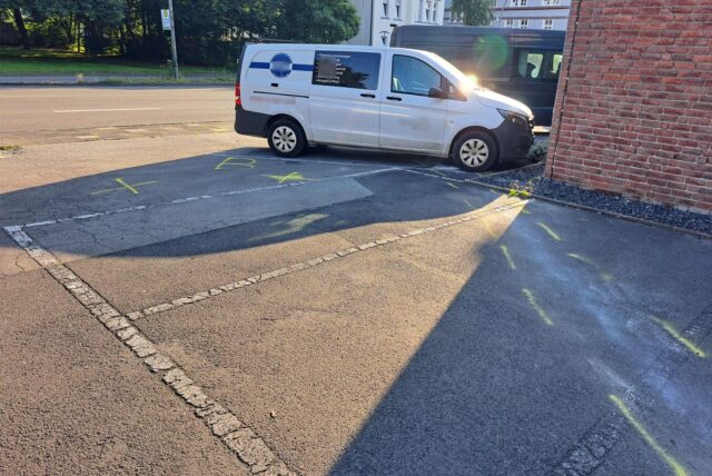 Nach dem Unfall sind die Polizei-Markierungen auf dem Geh- und Radweg neben der Hochstraße sowie auf einem Parkplatz noch deutlich zu sehen.
