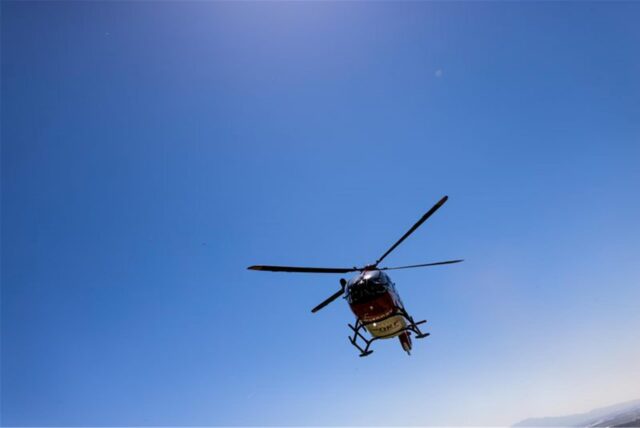 Ein Rettungshubschrauber setzt zur Landung an.