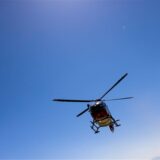 Ein Rettungshubschrauber setzt zur Landung an.