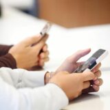 Schülerinnen eines Gymnasiums in Gelsenkirchen benutzen während eines Vortrags über die Anwendungen von Künstlicher Intelligenz (KI) ihr Smartphone im Unterricht.