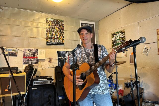 Marlow Callahan mit seiner Gitarre im Proberaum an der Wartburgstraße.