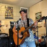 Marlow Callahan mit seiner Gitarre im Proberaum an der Wartburgstraße.
