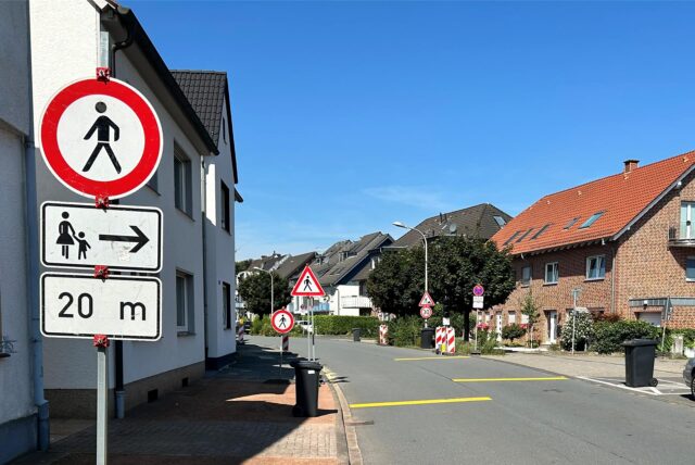 Straße mit einem Verkehrsschild
