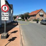 Straße mit einem Verkehrsschild