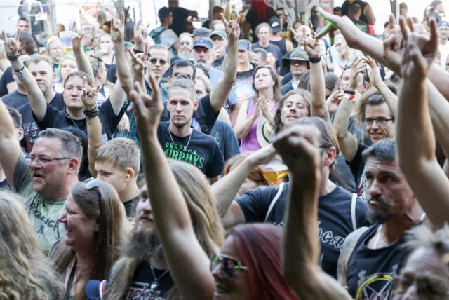 Mit der Pommesgabel-Handgeste feierten zahlreiche Zuschauer zuletzt 2022 die Bands des Steel-meets-Steel-Festivals auf der Waldbühne.