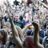 Mit der Pommesgabel-Handgeste feierten zahlreiche Zuschauer zuletzt 2022 die Bands des Steel-meets-Steel-Festivals auf der Waldbühne.