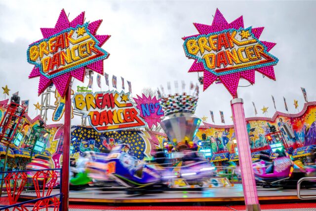 Kirmes-Besucher fahren das beliebte Fahrgeschäft, den Breakdancer.