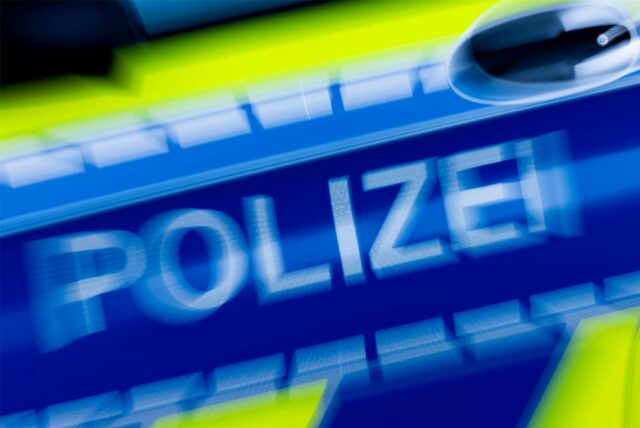 Der Schriftzug «Polizei» ist auf einem Einsatzfahrzeug zu sehen.