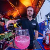 Beim Abendmarkt in Recklinghausen schenkt ein Barkeeper ein Getränk aus.