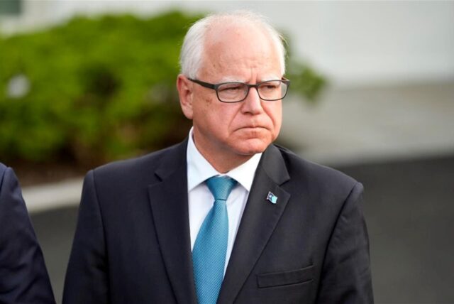 Der Gouverneur von Minnesota, Tim Walz, hört nach einem Treffen mit US-Präsident Biden im Weißen Haus zu.