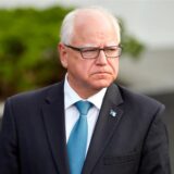 Der Gouverneur von Minnesota, Tim Walz, hört nach einem Treffen mit US-Präsident Biden im Weißen Haus zu.