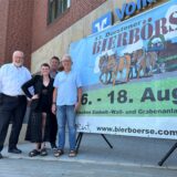 Ralf Bröker (Pressesprecher Vereinte Volksbank), Carina Schmidt (Projektleitung Bierbörse), Peter Abel (Getränkehändler und Standbetreiber) und Thomas Hein (Interevent) stellen die Details zur Bierbörse 2024 in Dorsten vor.