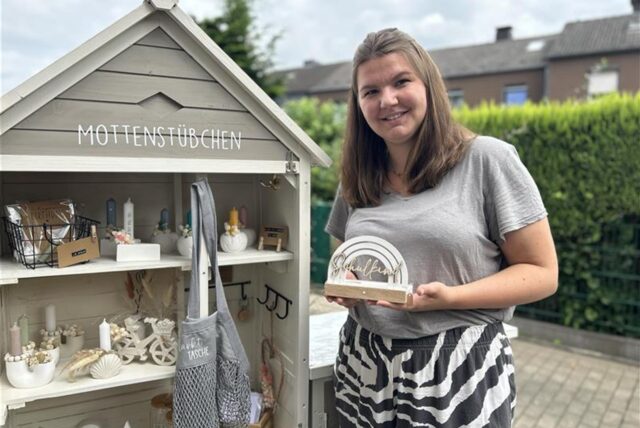 Eine Frau, die vor einem Schrank voller Dekorationen steht.