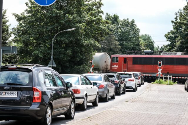 Rückstau am Bahnübergang Bruchweg in Recklinghausen